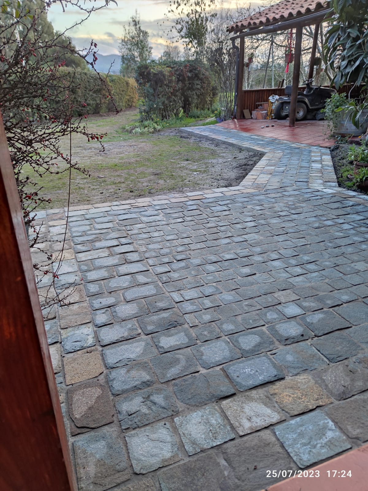 Adoquines y Piedra Natural para Pisos, Muros y Revestimientos