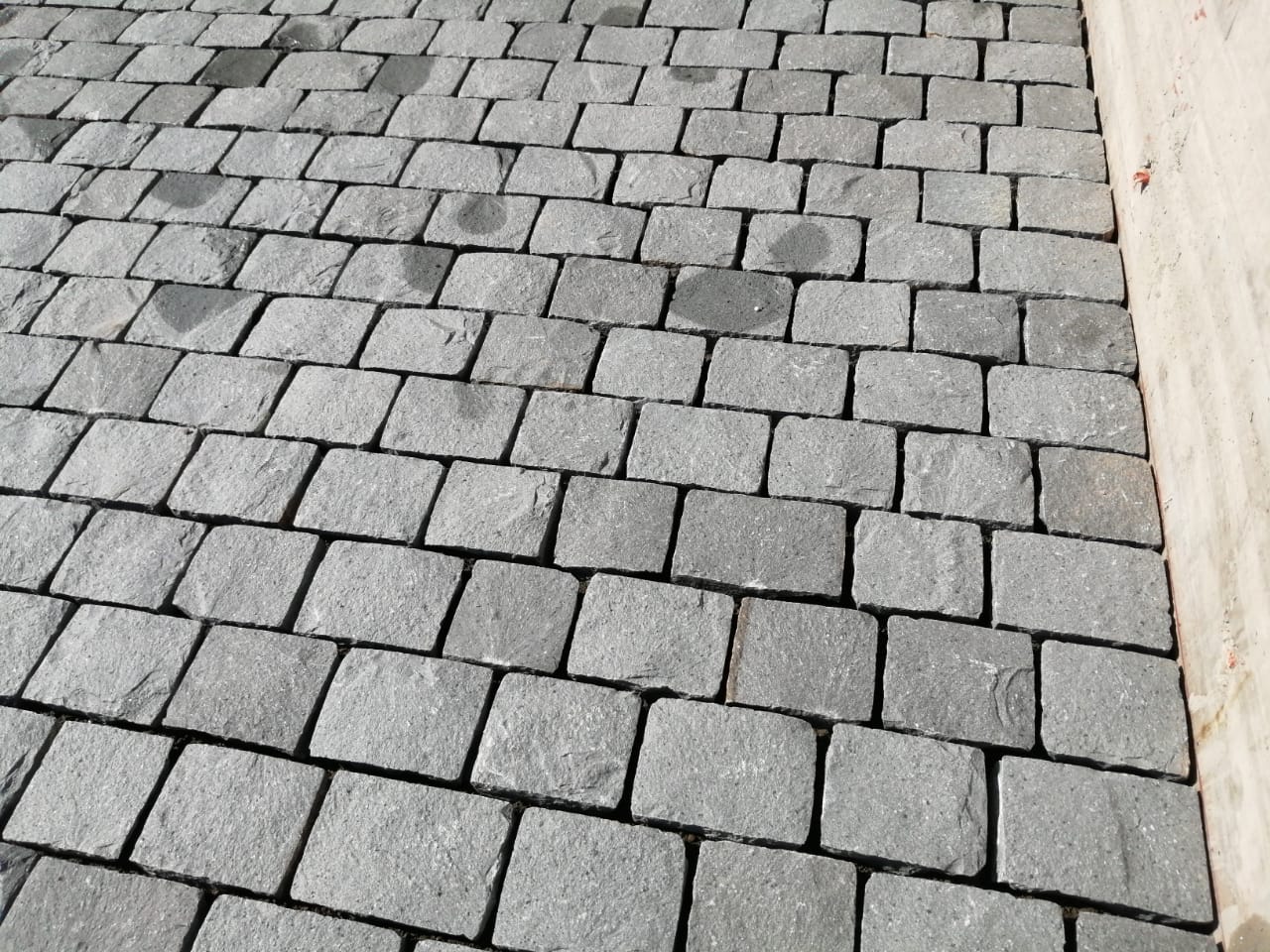 Adoquines y Piedra Natural para Pisos, Muros y Revestimientos